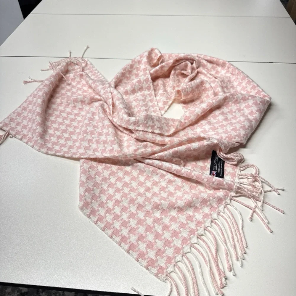 100% Cashmere scarfs it